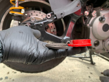 【５万キロ走行のXMAX】 やっぱりブレーキパッドは純正が一番。リアブレーキパッドを社外品にしたけど通勤は純正品の方が長持ちする【デイトナ赤パッド】