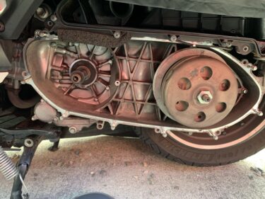 【DIY】売却を検討　XMAXのベルト交換　ドライブフェイスの破損から１年経ってのVベルトの点検。