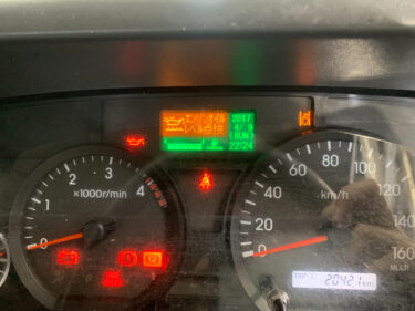 【エンジンオイルレベル点検が点灯】4JZ1エンジン　イスズ　エルフのメーターにエンジンオイルレベル点検が点灯。秒で消す方法はない。型式　2RG-NPR88AR　