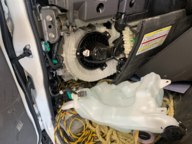 新型エルフのエアコンフィルターの場所　写真付きでご紹介