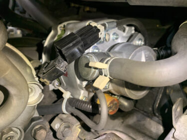 バッテリー上がりで充電しない【NHR69　4JG2型エンジン】　イスズ　エルフ　バッテリー・オルターネーターを交換したのにバッテリーがスグに上がってしまう故障