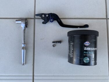 XMAXのブレーキレバーが渋い、粉が出ている。ピンにフックスシルコリンPRO　RG2を利用