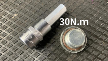 キャンター 4P10エンジン　オイルドレンボルト　締め付けるときの規定トルクは？　ソケットのサイズは？